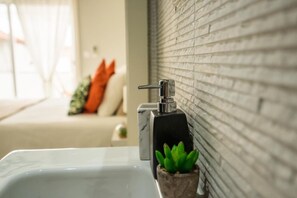 Deluxe Room, 1 Bedroom, Non Smoking, 2 Bathrooms | Bathroom | Hair dryer, towels, soap, toilet paper - Oporto Explorers (Porto)