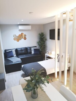 Deluxe Room, 1 Bedroom, Non Smoking, 2 Bathrooms | Laptop workspace, blackout drapes, iron/ironing board - Oporto Explorers (Porto)