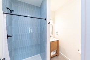 Shower, hair dryer, towels - The Palmetto Inn - Snook - King Studio (Boca Grande)