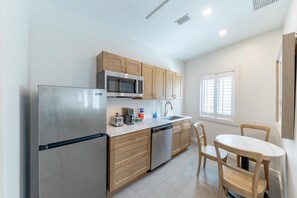 Fridge, microwave, oven, stovetop - The Palmetto Inn - Snook - King Studio (Boca Grande)