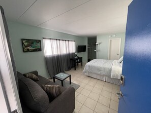 1 bedroom, free WiFi, bed sheets - LOCATION!Getaway,cozy place block from everything!Free ice cream,espresso drinks (Wildwood)