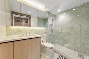Bathtub, towels