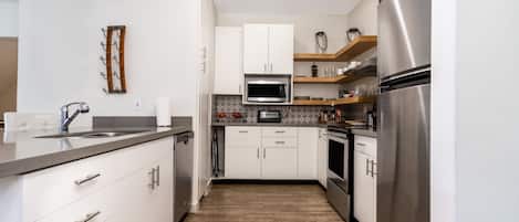 Geladeira, micro-ondas, fogão, cooktop