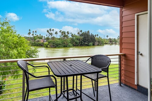 PROMO 15% WEEKLY AND 20% MONTHLY DISCOUNT!
Oasis on the Lake A