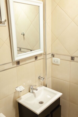 Ducha, secador de pelo, bidet, toallas