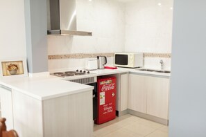 Refrigerador, microondas, horno, placa de cocina