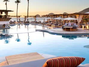 Alberca al aire libre y alberca climatizada