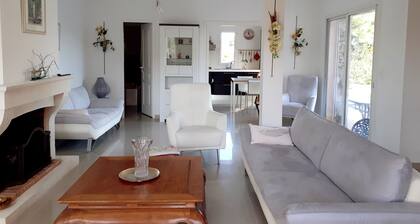 Cosy and comfortable villa in a quiet garden 15" from the beach