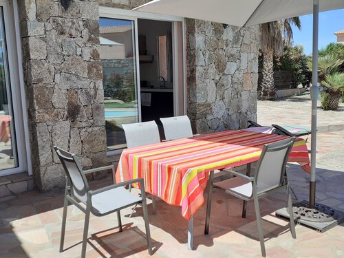 Cosy and comfortable villa in a quiet garden 15" from the beach