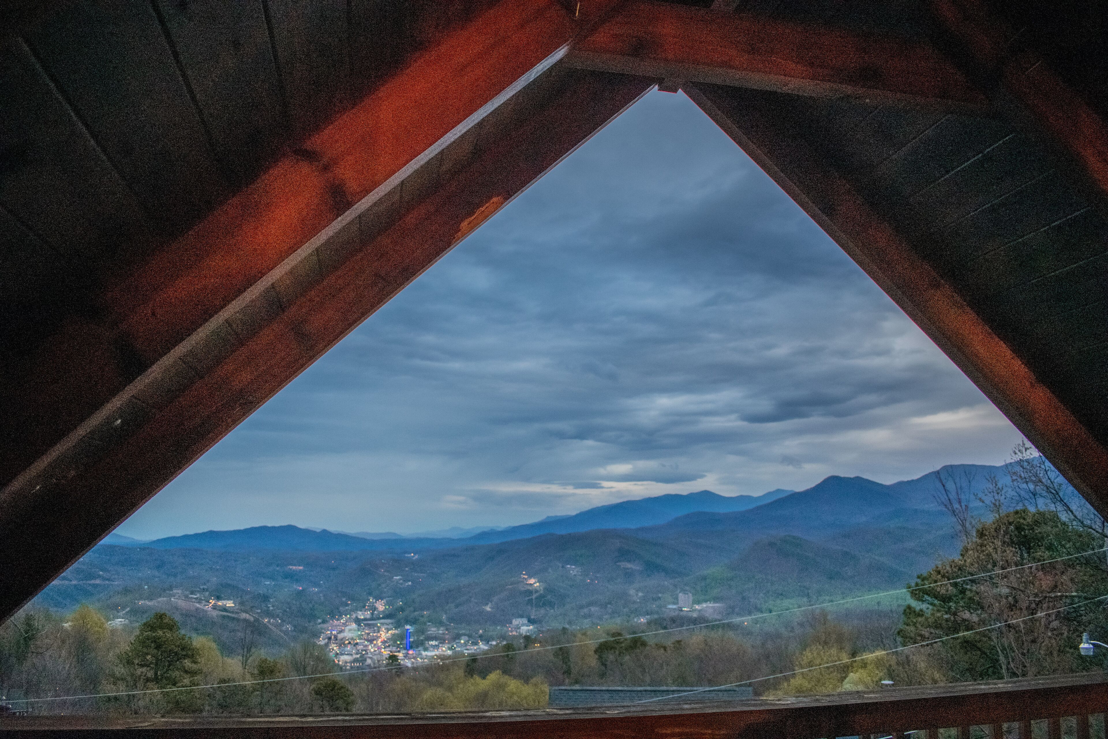 Mountain View! King Suite! Hot tub! 5min from Downtown!