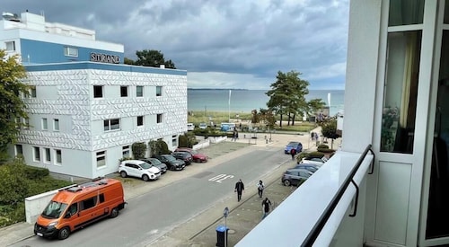 3 large rooms, 77 sqm, elevator, directly on the beach and in the center