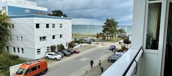 3 large rooms, 77 sqm, elevator, directly on the beach and in the center