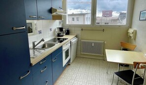 Frigorifero, microonde, forno, piano cottura