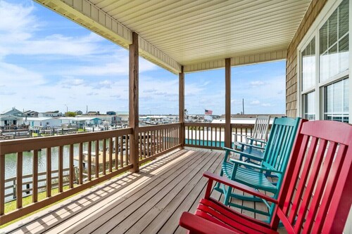 Adorable Cottage on the Canal with Boat Lift