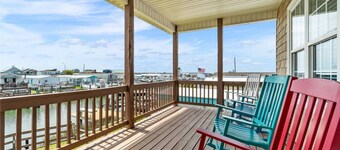 Adorable Cottage on the Canal with Boat Lift