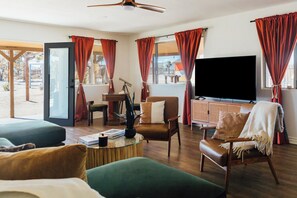 Smart TV, videogiochi, libri, biblioteca musicale