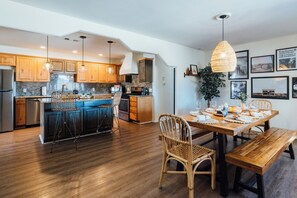 Dining - Desert Oasis • Hot Tub, Pool, Arcade & Hammocks • Fenced 2 Acres • Joshua Trees (Yucca Valley)