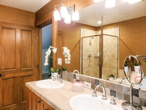 Jetted tub, hair dryer, towels