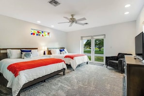 3 habitaciones, escritorio y tabla de planchar con plancha