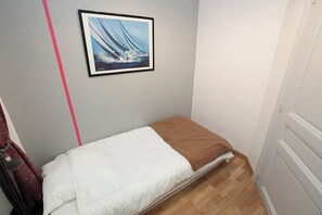 2 soveværelser, skrivebord, strygejern/strygebræt, weekendseng