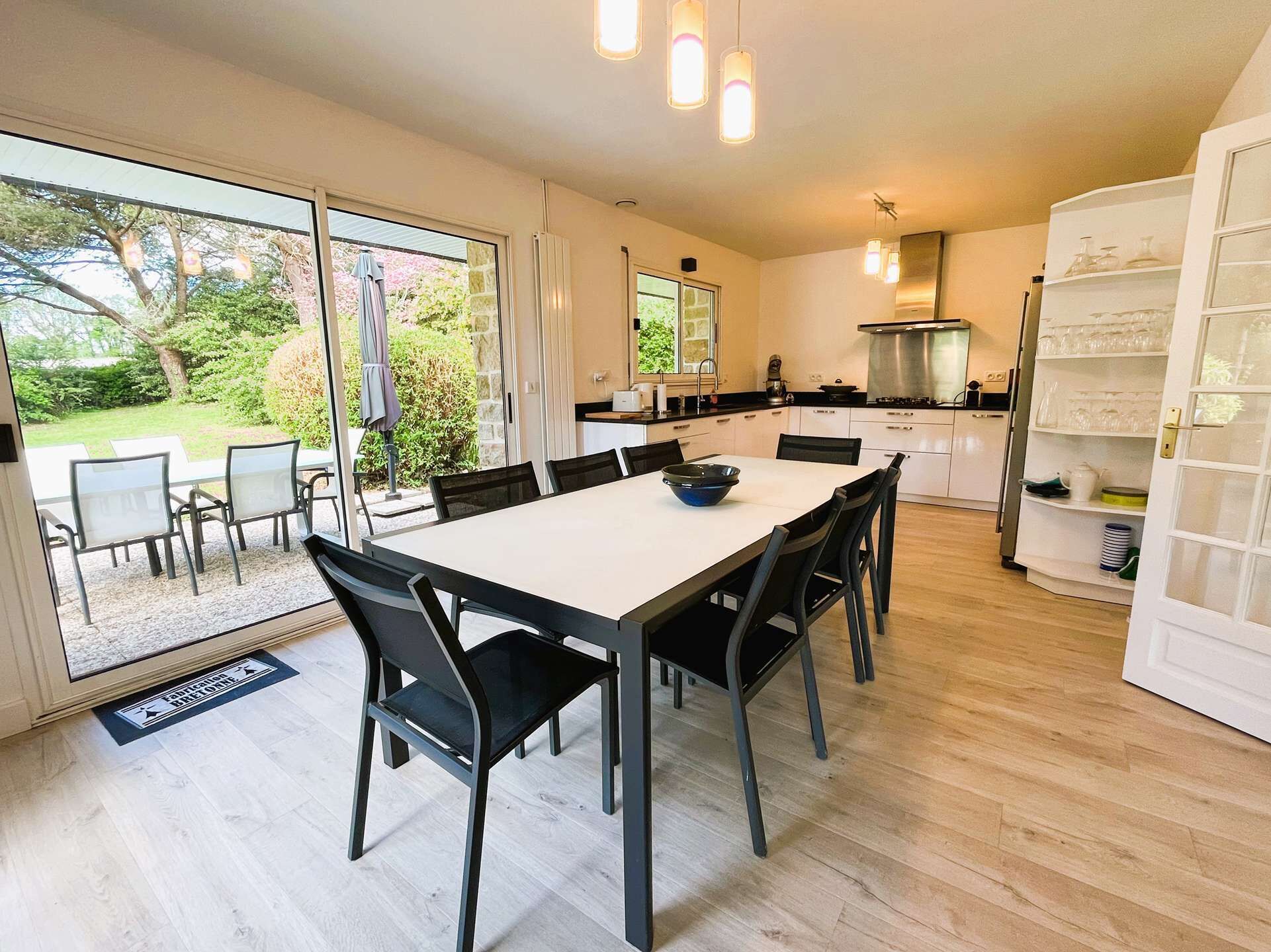 Kühlschrank, Ofen, Toaster, Kochgeschirr/Geschirr/Besteck