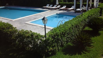 Alberca al aire libre y alberca climatizada