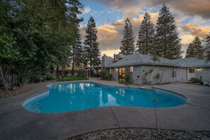 Outdoor pool - Pool| Game Room|3/2|Sleeps 10:Class Act in Fresno! (Fresno)