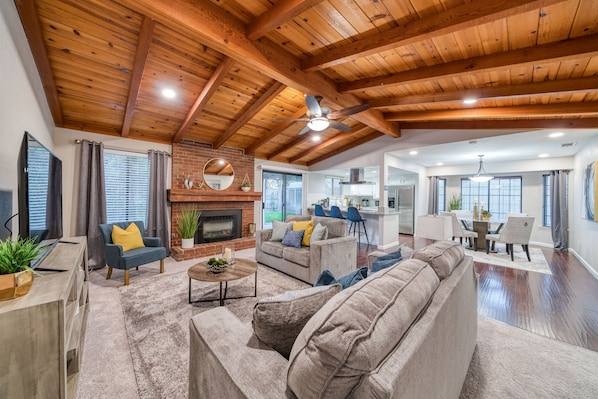 Smart TV, foosball - Pool| Game Room|3/2|Sleeps 10:Class Act in Fresno! (Fresno)