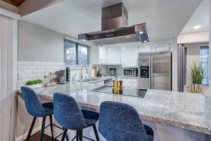Fridge, microwave, oven, stovetop - Pool| Game Room|3/2|Sleeps 10:Class Act in Fresno! (Fresno)