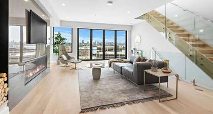 Modern Luxury 4BR Townhome Den NYC Views