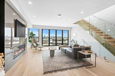 Modern Luxury 4BR Townhome Den NYC Views
