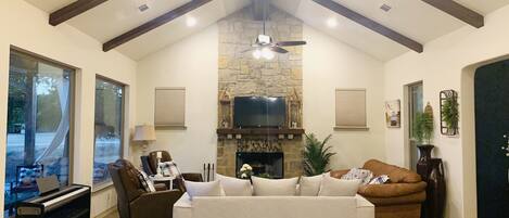 Smart TV, fireplace
