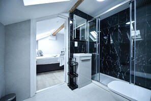Presidential Apartment | Bathroom | Deep soaking tub, rainfall showerhead, free toiletries, hair dryer - Victoria Colonnade ApartHotel (Royal Leamington Spa)
