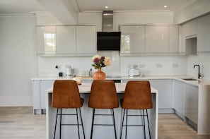 Apartamento panorâmico | Cozinha privada | Geladeira, micro-ondas, fogão, cooktop