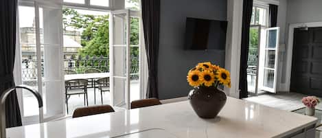 Appartement majestueux | Cuisine privée | Réfrigérateur, four à micro-ondes, un four, surface de cuisson