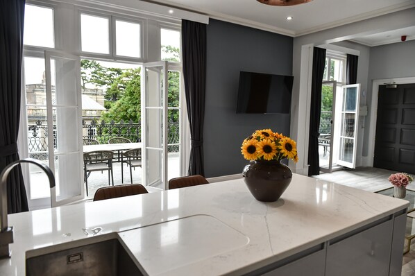 特级公寓 | 私人厨房 | 冰箱、微波炉、烤箱、炉灶