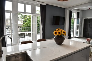 Apartamento grand | Cozinha privada | Geladeira, micro-ondas, fogão, cooktop