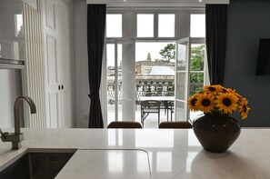 特级公寓 | 私人厨房 | 冰箱、微波炉、烤箱、炉灶