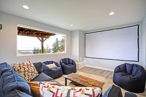 TV connectée, cheminée, baby-foot, écrans d'ordinateur