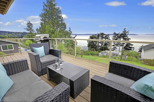 Pristine modern home with sweeping water views