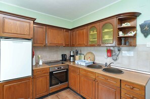 Fridge, oven, stovetop, cookware/dishes/utensils
