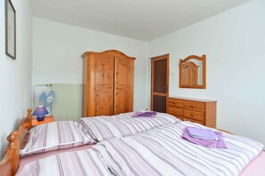 2 chambres, fer et planche à repasser, lit parapluie, accès Internet