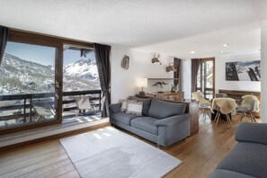 Living area - Breuil Cervinia Ski Paradise Apartment ski in/ski out  large terrace, garage (Breuil Cervinia)