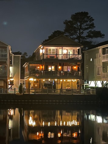 Lake front on Magnolia Lake only an 8 min walk to the beach