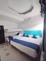 Escritorio y espacio para trabajar con laptop 