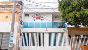 Un edificio con un cartel que dice