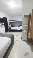 Escritorio y espacio para trabajar con laptop 