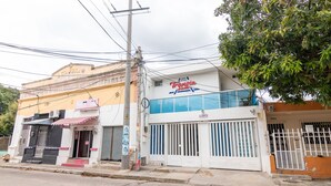 Un edificio con un letrero que dice 'Transio Real Estate'.