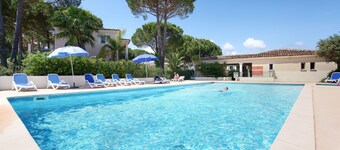 21 - Air-conditioned, sleeps 5, Wi-Fi, swimming pool, parking, garden, beach 200 metres away