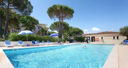 21 - Air-conditioned, sleeps 5, Wi-Fi, swimming pool, parking, garden, beach 200 metres away